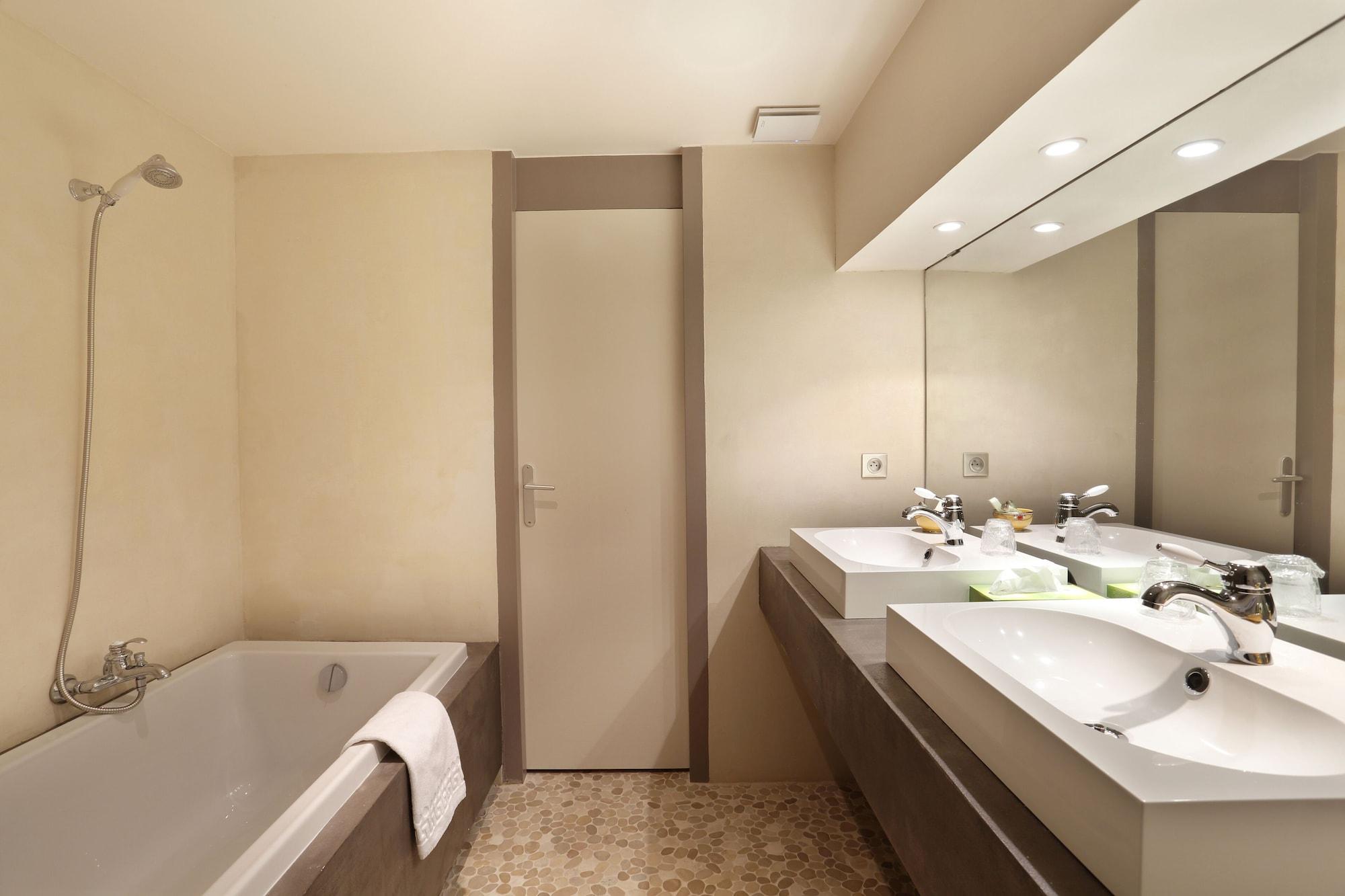 Hotel Le Roncevaux Pau Kültér fotó